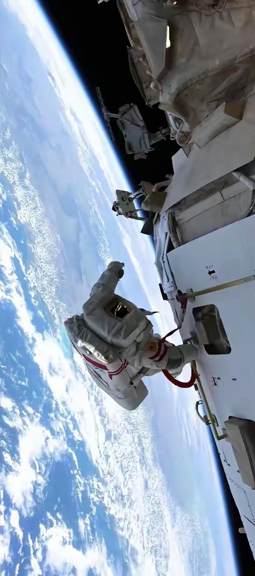 中国宇航员出舱在太空中对空间站外部设备进行维护。
中国航天已经非常强大！为中国航