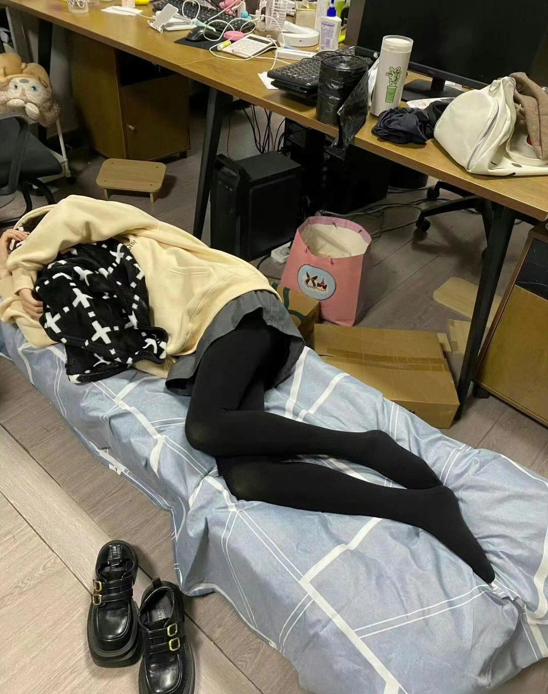 女同事每天中午都在办公室睡的可香，睡觉的姿势也是可销魂……