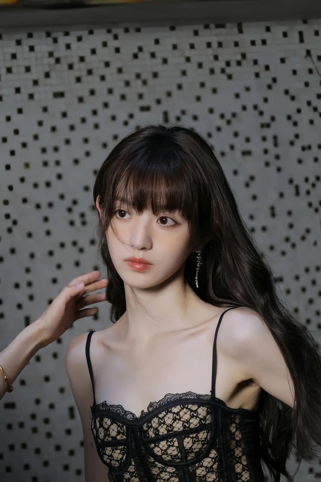 田曦薇满分身材太惊艳！小吊带配齐刘海