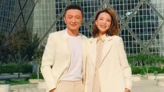 董卿和老公约会照曝光，她依偎老公秒变小女人，富豪老公气质儒雅和她很相配