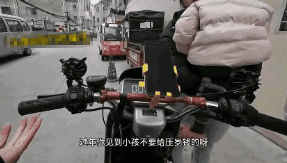 这女的脸有多大
抱着个孩子，想钱想疯了，向外卖员索要红包，过年要给她孩子红包，没
