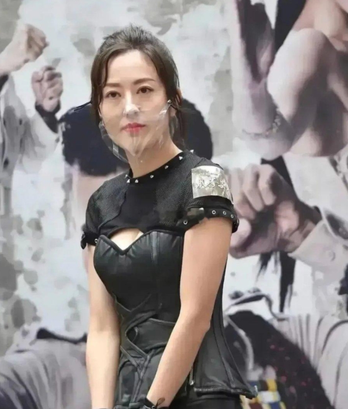 这个女明星戴着的居然是口罩，跟没戴有什么区别么？
