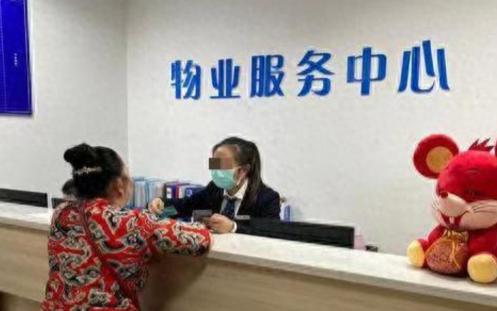 浙江，一女子将女儿玩具车放在自己的三个车位上，结果却遭到物业私自破坏，女子见状直