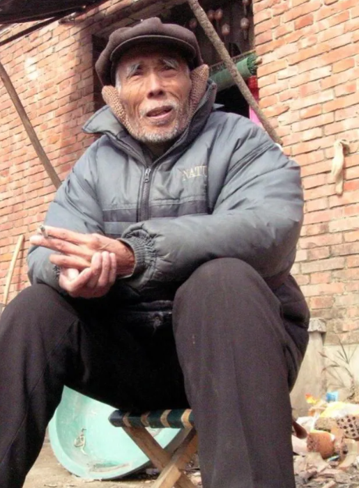 1949年，敌人让杨钦典把白公馆剩下的19名地下党员全部杀了，这时，一个地下党员
