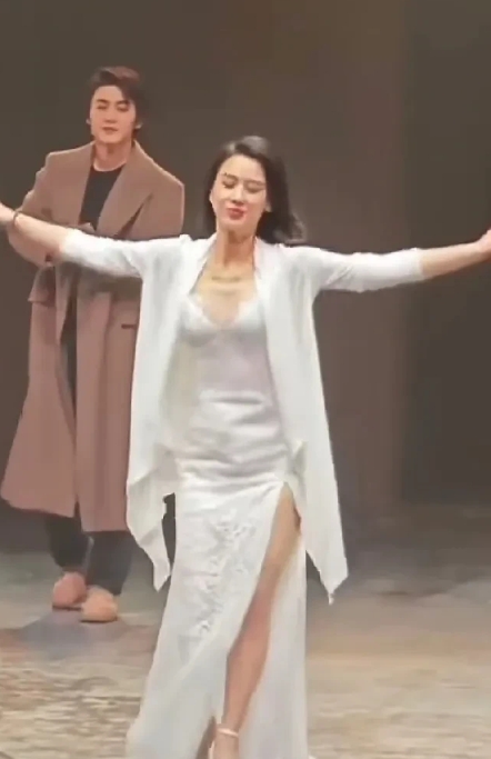 觉醒的黄圣依离婚的黄圣依更爱自己的黄圣依，坚强的黄圣依，美丽的黄圣依，贤惠的黄圣