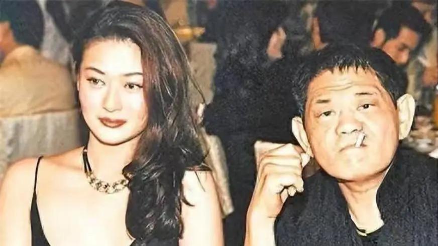 陈宝莲跳楼22年，儿子被王菲经纪人抚养长大，模样酷似干爹黄任