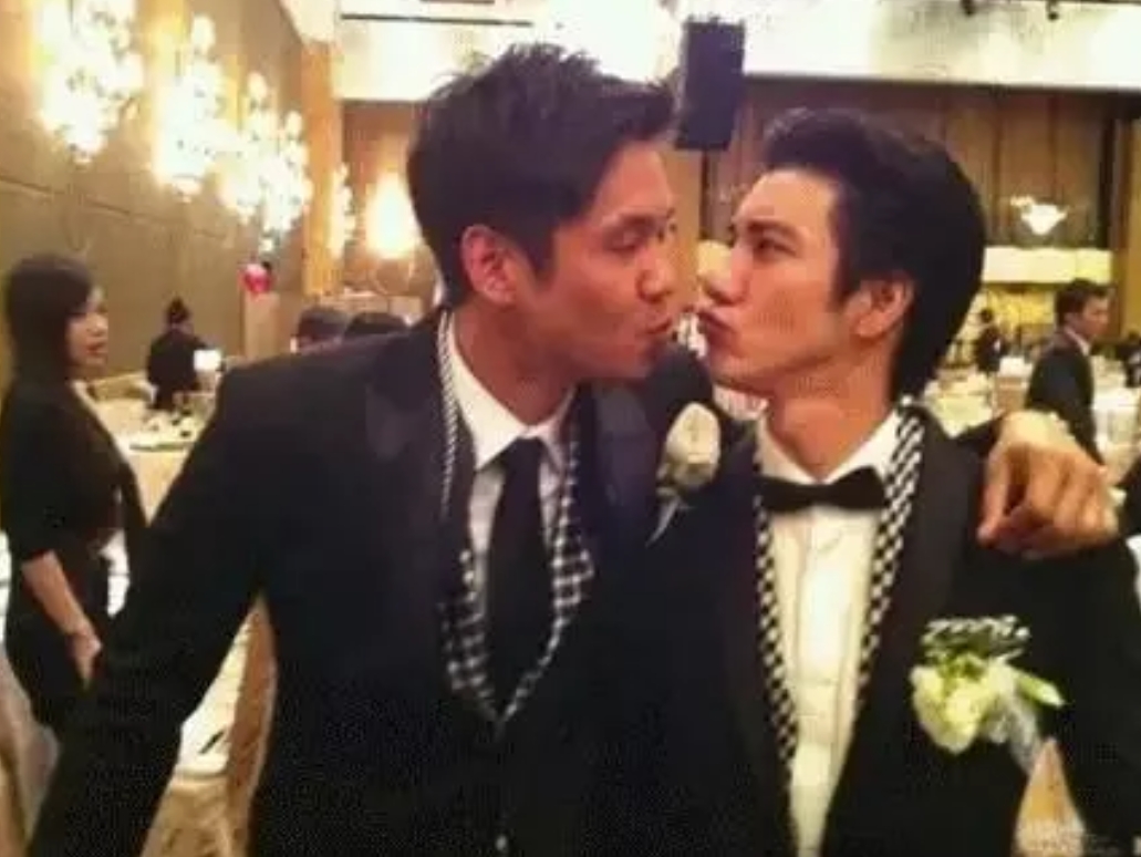 这是哪一年的事啊？王力宏在宴会上和一个男子搂着彼此，玩嘟嘴亲亲，我的天哪，这也太
