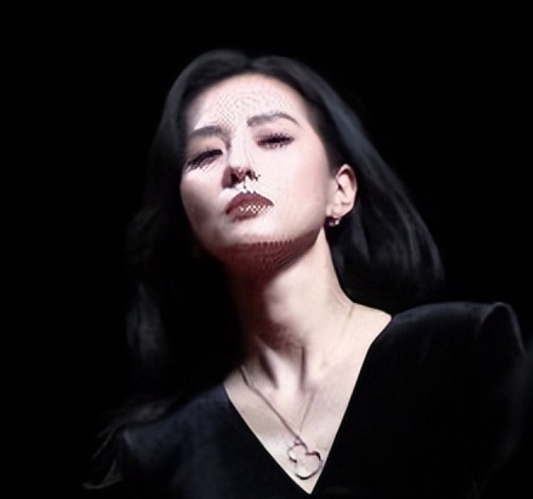 我个人不是很相信他们离婚了，时间过得真的好快，不知不觉他们都结婚十年了，面对这么