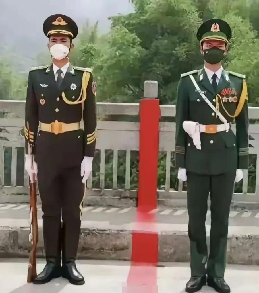照片上两名执勤的军人，您一眼能看出他们的区别吗？
中间的红线是国界，左边是中国，