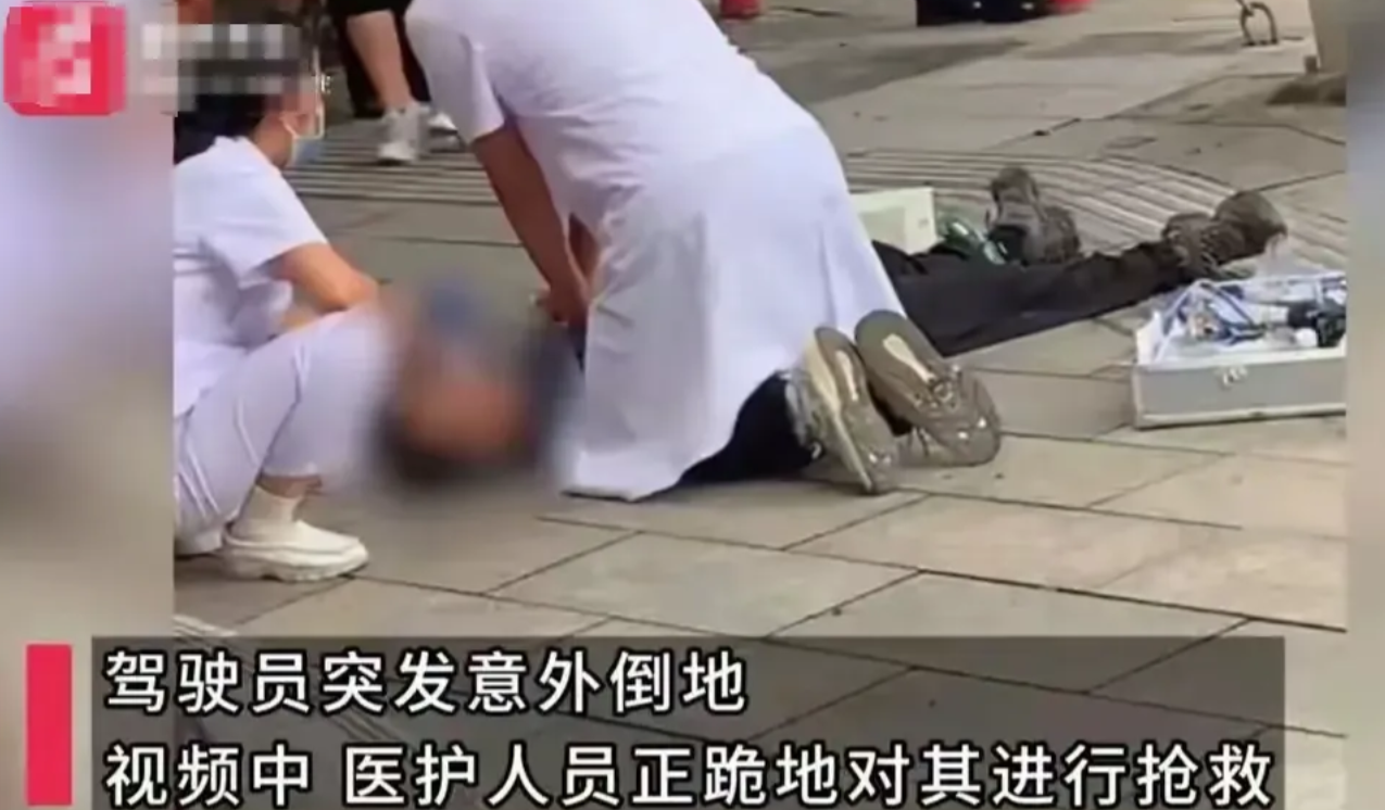 闹大了，陕西汉中交警查头盔致人死亡。这该如何定责？电动车驾驶人没有佩戴头盔，且拒