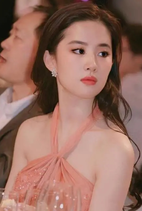 刘亦菲为何至今单身？ 背后原因令人唏嘘