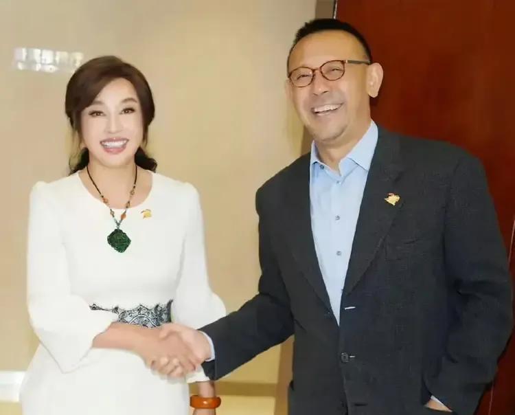 2019年在上海电影节上，刘晓庆与姜文再见面了！
一对昔日的有情人，握手言和笑谈