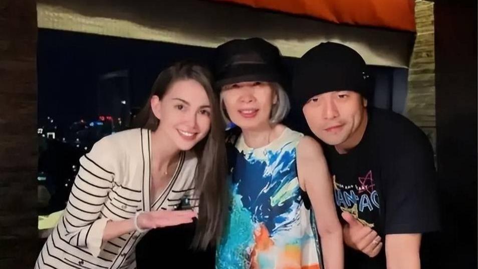 周杰伦昆凌结婚十周年，一家五口重回婚礼教堂，全家福曝光好幸福