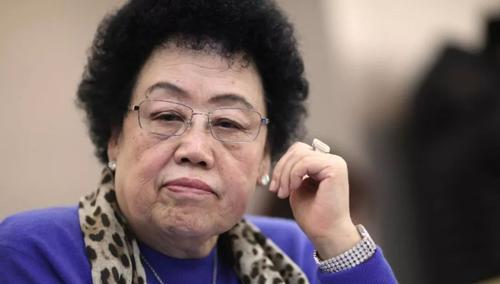 当年，在赵丽蓉追悼会上，“唐僧”迟重瑞的老婆陈丽华手里提着一个袋子，不停掏钱给前