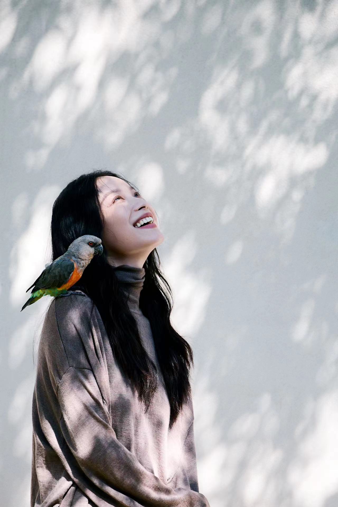 倪妮草帽牛仔装，慵懒随性又复古