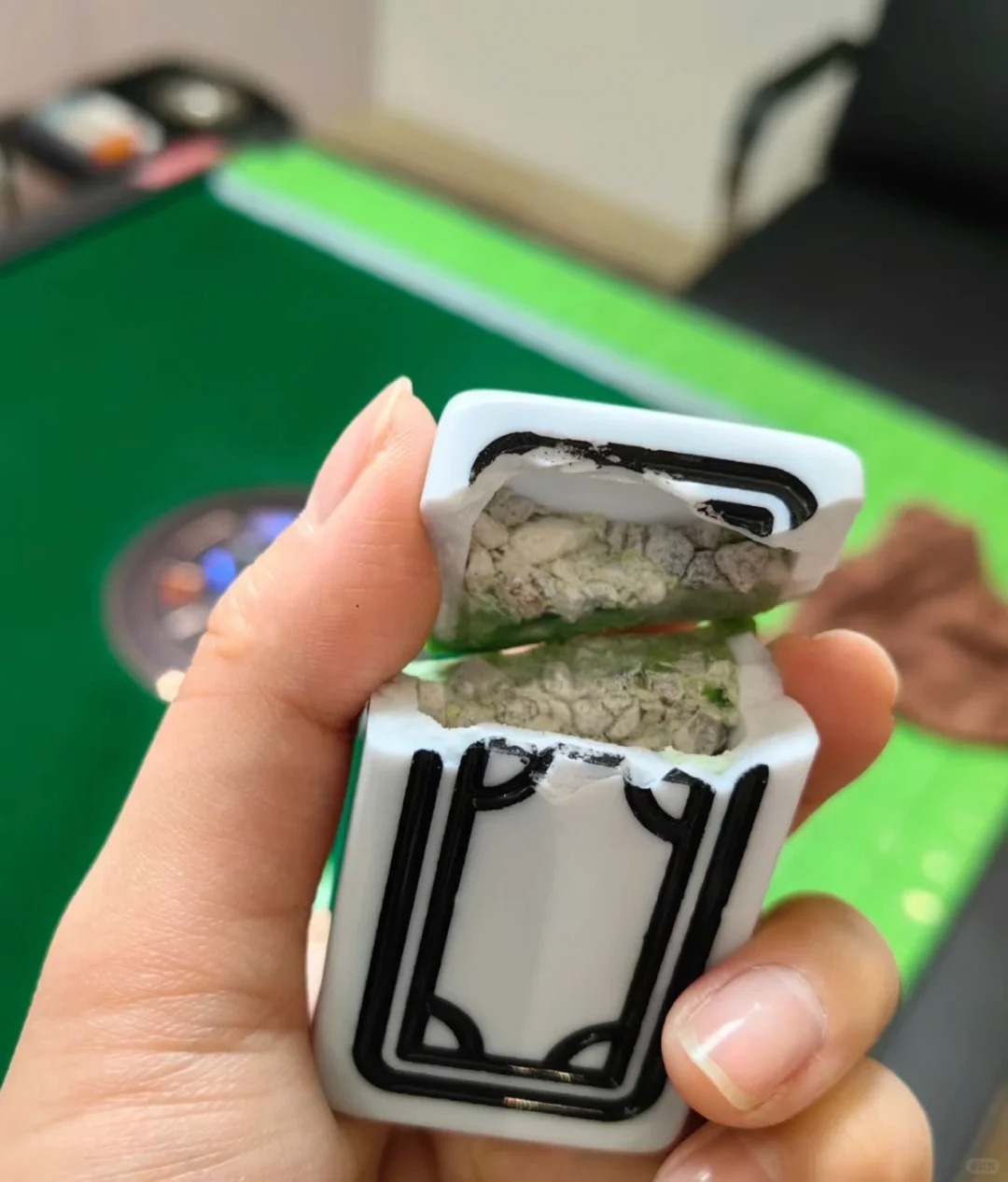 这得糊多大的牌能把麻将摔断了