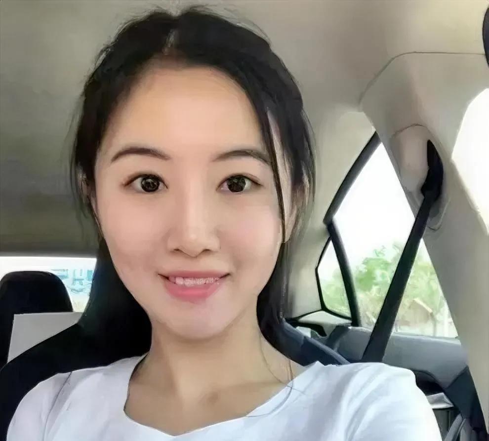 左边是人见人恨的渣女翟欣欣，右边是人见人爱的天使奶茶妹妹。翟欣欣身高1米七，体重