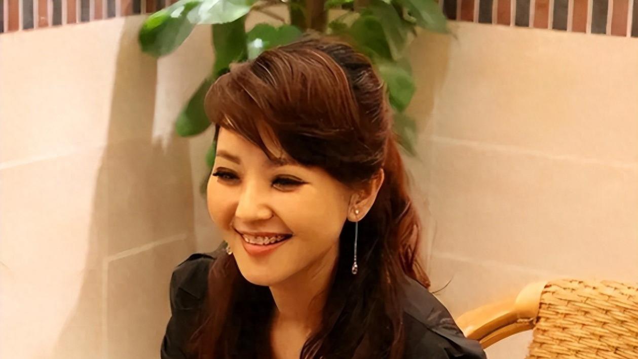 方琼：非科班出身却成知名主持人，嫁给自己领导，如今怎么样了？
