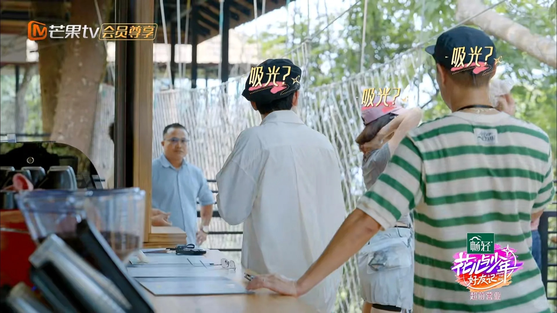 娜扎你到底想怎么样？
都已经这么白这么美了，还怕喝维C吸光晒黑了。
一定要做这么