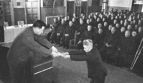 邱行湘在功德林遇见了昔日的同僚杨伯涛，大声质问说：“我死守洛阳时候你们干嘛去了，