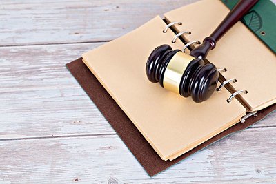 佛州陪审团裁定 CNN 诽谤海军退伍军人，需赔 500 万美元后双方和解