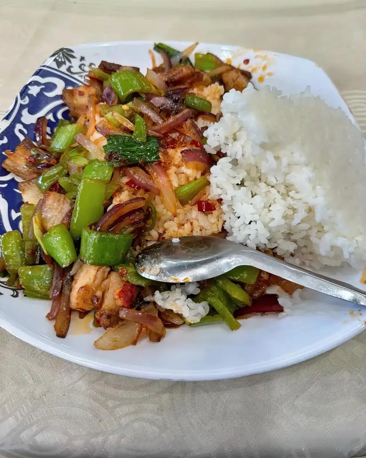 下班不想做饭，在小区新开快餐店点了份28元的回锅肉盖饭，简直是踩雷。这价格可不便