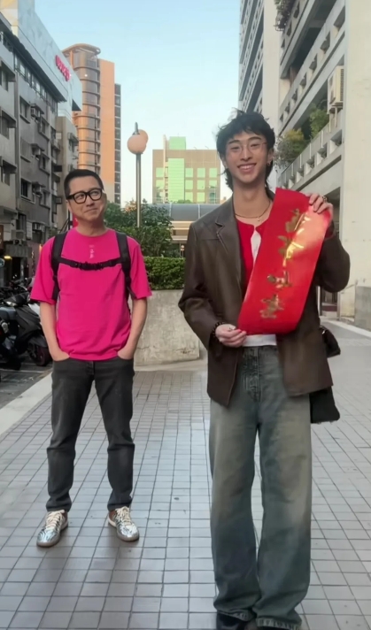 庾澄庆，看着儿子恩利，眼里满满的骄傲和父爱。