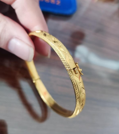 今天捡到了一个镯子，还给了失主，失主包了888红包给我。