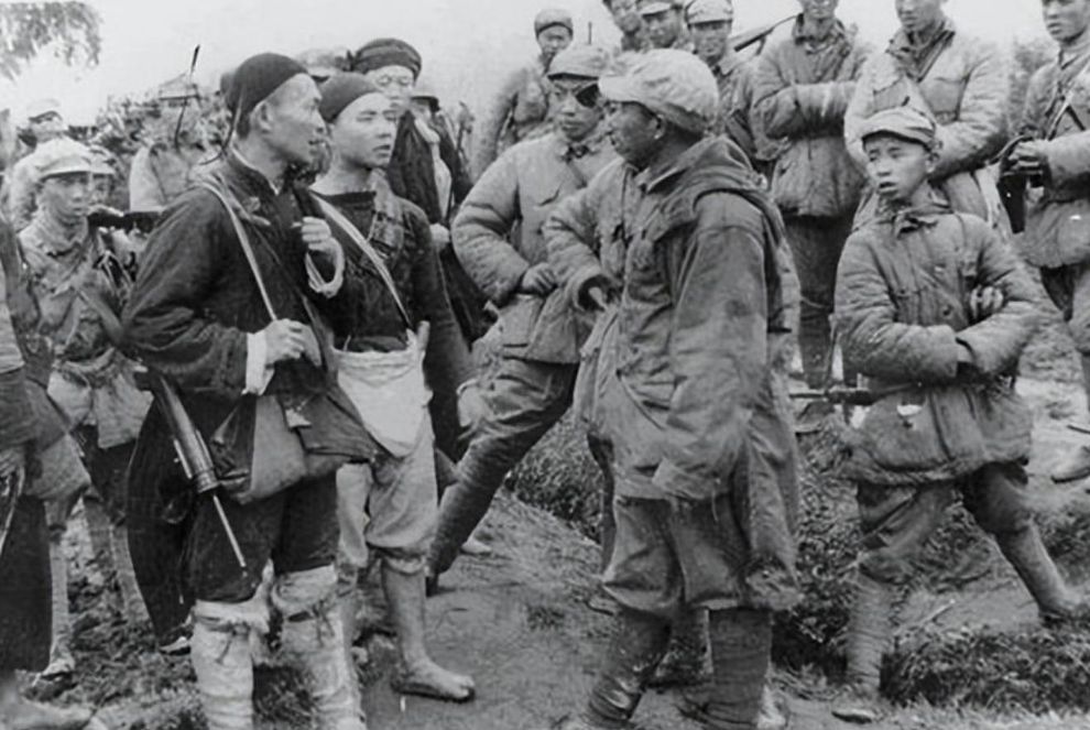 1949年，我百万雄师挺进大西南，一支先头部队向着川南行进。走着走着，有几个穿着