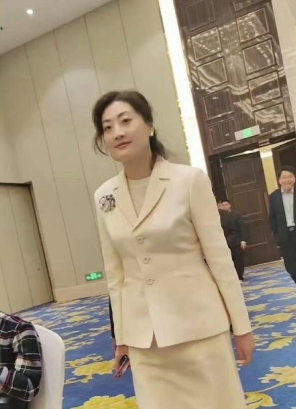 宗馥莉这体格，不是一般男人可以驾驭！她净身高1米75，骨架子大，既有女性的柔美，