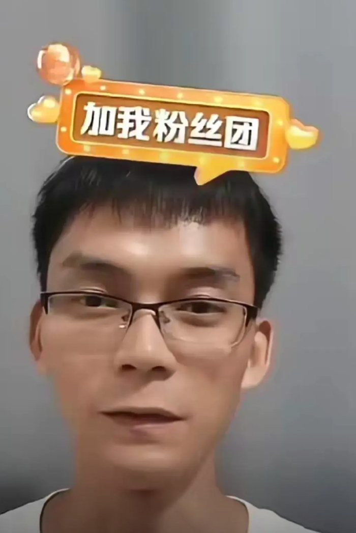 唐尚珺直播连线一名博士，给了他两方面的建议：

第一：唐尚珺在大学中要有突出表现