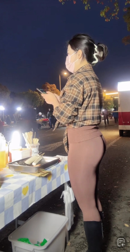 华灯初上，爱健身的老婆又出门卖烤肠去了！大家多给来捧捧场啊！老婆说了卖完了就一起