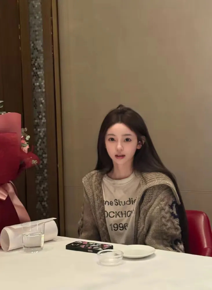 王思聪出手就是大手笔啊，情人节给女朋友送花，直接就是四个包包。而懒懒晒出的照片是