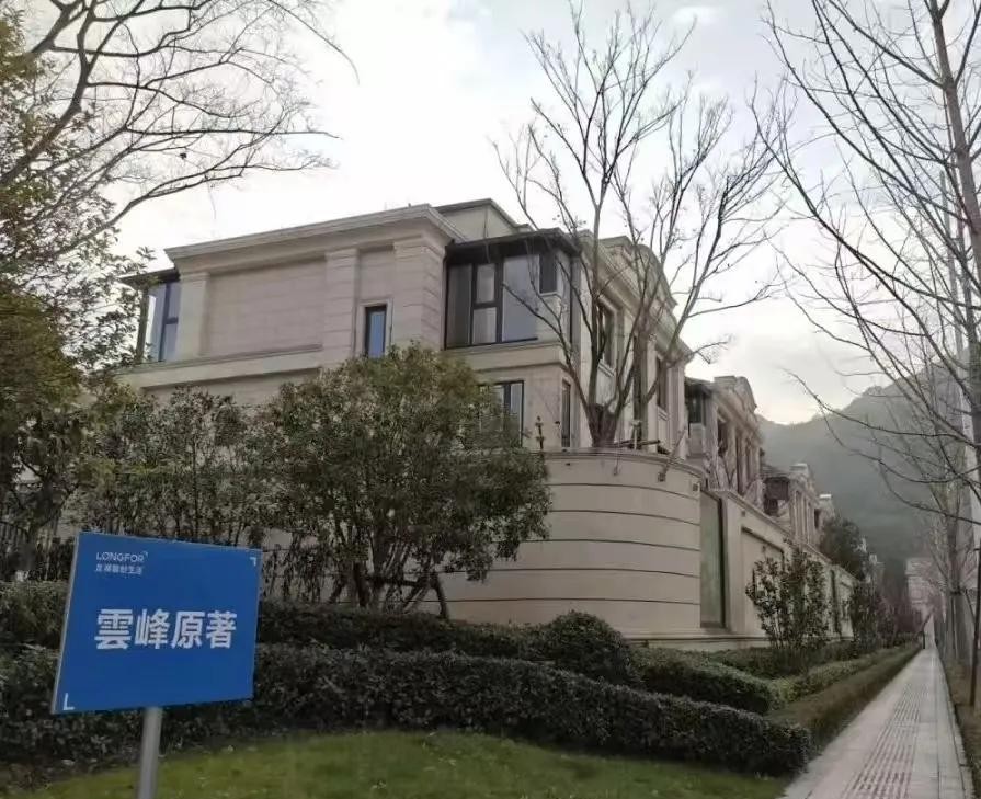 浙江宁波的舜山府小区最近因为一座突然冒出的坟墓闹得人心惶惶。这个小区的居民花了几