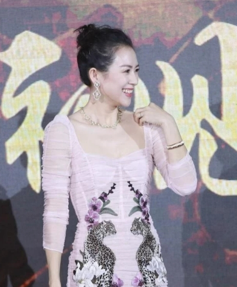 咱就说章子怡那身材，真是绝了！都这么多年了，还是维持得超惊艳。瞅瞅她这次穿的粉色