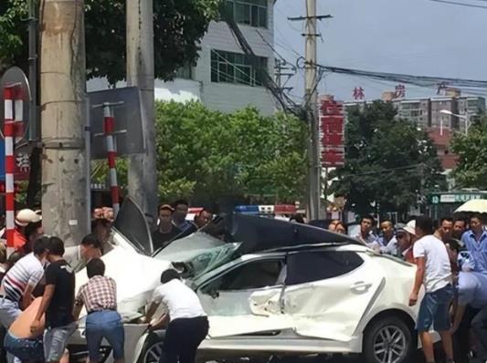 “这就是拖欠工资现场！”陕西，一铲车司机儿子病重，前往工地讨要拖欠的工钱。岂料，