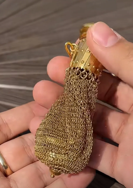 昨天整理奶奶遗物时在一个木质盒子里发现个黄金袋子，从没见她拿回来过，也不知道是干