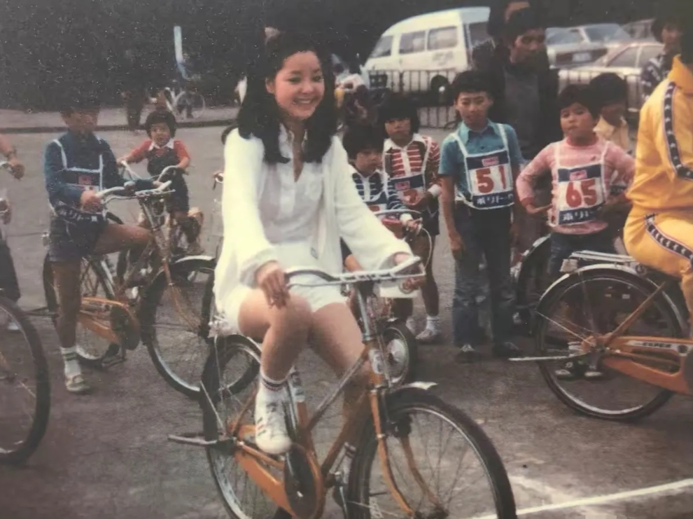 时光回溯到1977年，日本街头惊现邓丽君骑行身影！那时的她，名声如日中天，一曲歌