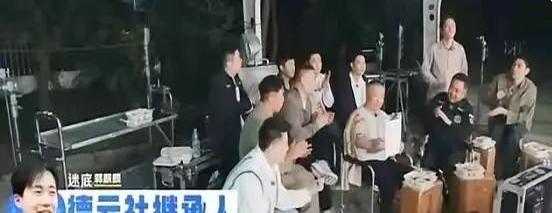 近日，有消息称郭德纲将德云社的继承权交给了大儿子郭麒麟，而不是小儿子郭汾瑒。
据
