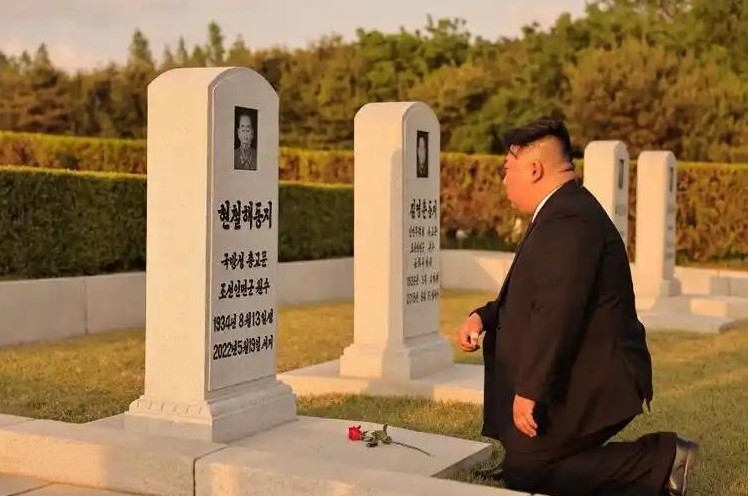 朝鲜高官去世 金正恩抬棺送葬

                        