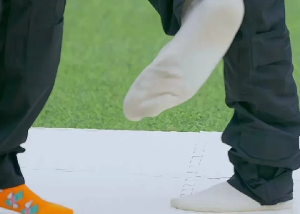 玩游戏时，要脱鞋子，然后辣目洋子的鞋子脱下后，白色的袜子却是黢黑的，李雪琴问：“