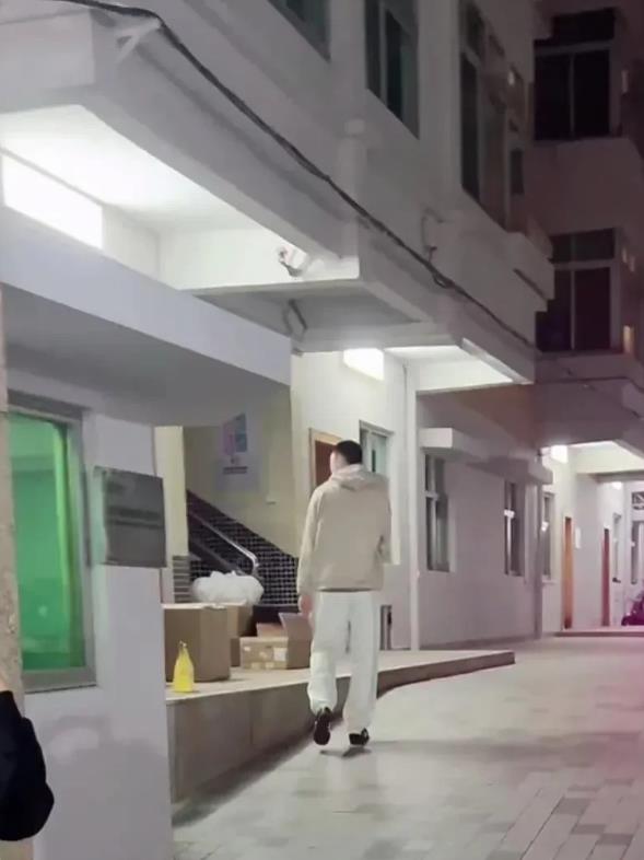 辛苦啦！广东队刚刚回到俱乐部！

31日7点45分，广东队从广州白云机场乘坐球队