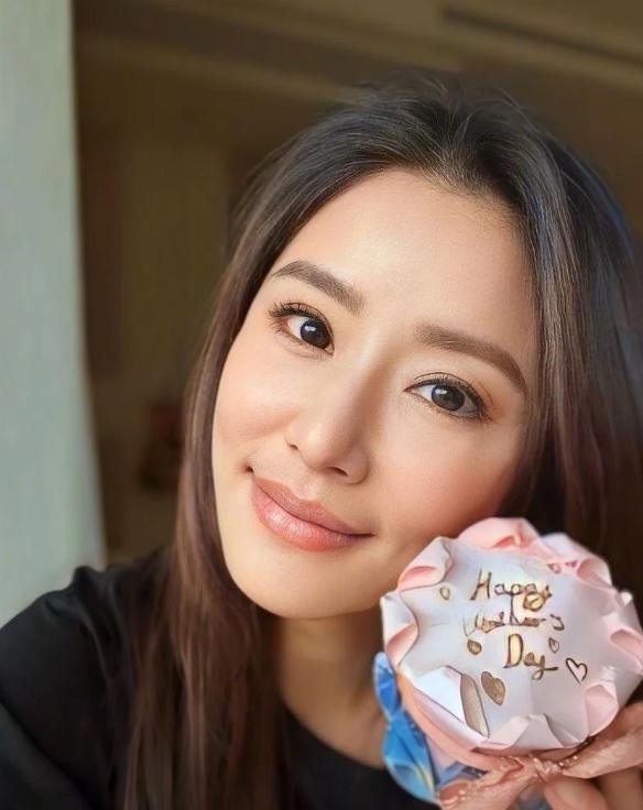 林心如晒出女儿小海豚给的母亲节礼物🎁
好幸福啊[赞][赞][赞]
她真的是，结