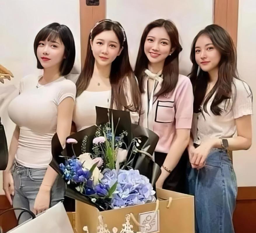 左边两个是爸爸介绍的相亲对象，右边两个是妈妈介绍的相亲对象，我该听谁的比较好呢