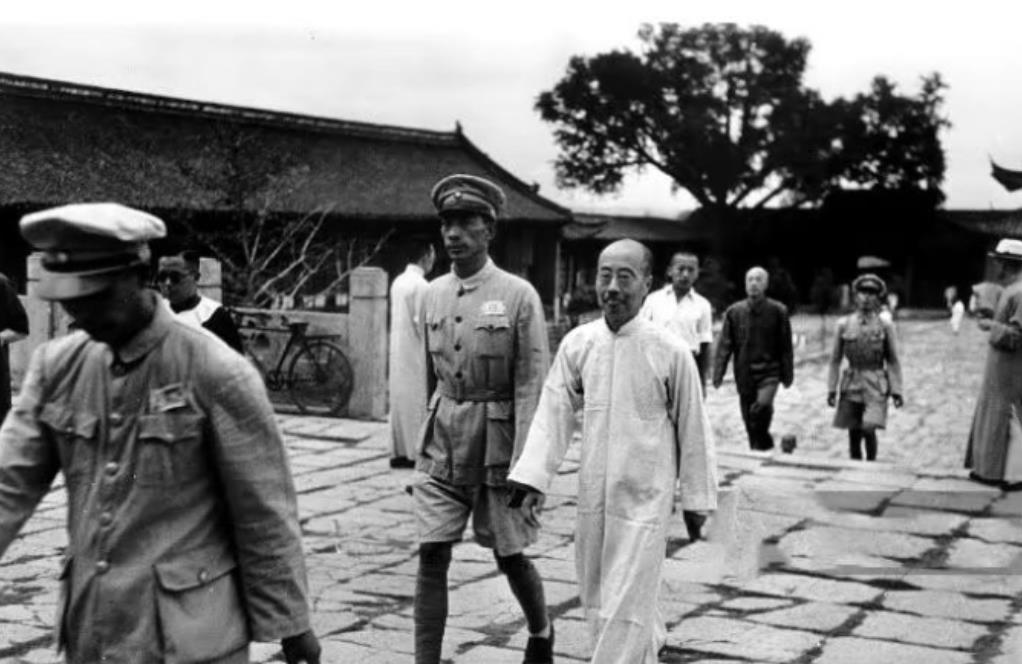 1967年5月6日，周作人下地小解时，突然猝死。他死后，被家属销户，骨灰盒也不认