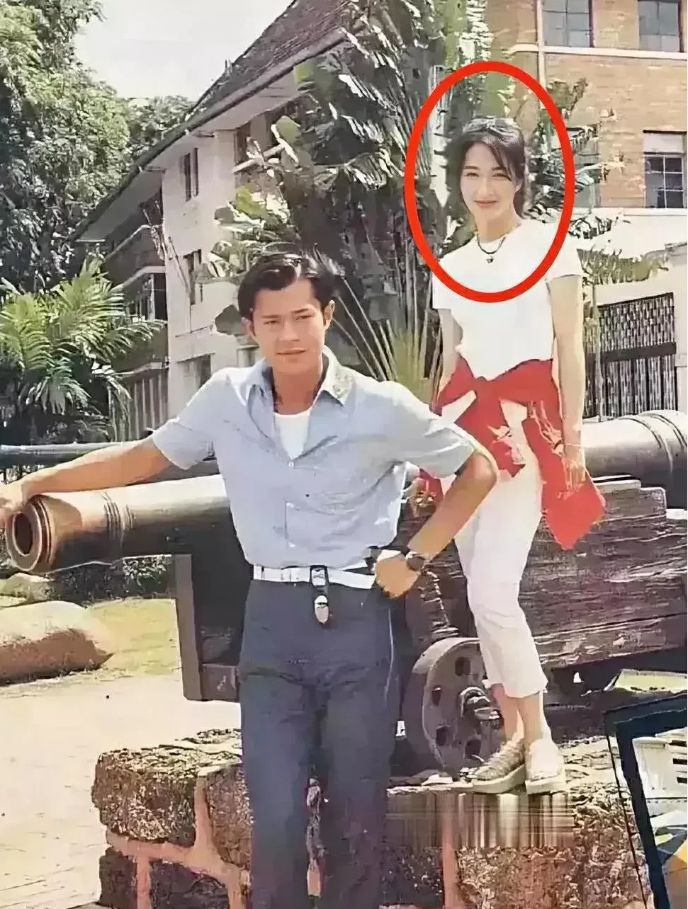 图中的美女，当年也是红的发紫！