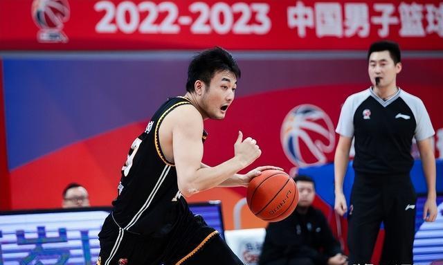 丛明晨重伤赛季报销，辽宁男篮锋线告急，球迷盼其归来