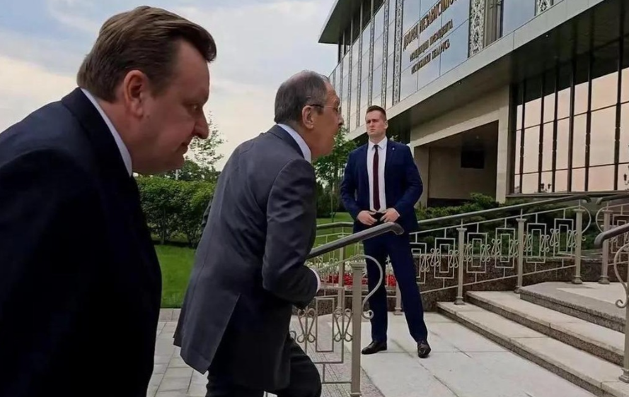 美驻华外交官大规模撤离这事儿很是蹊跷。美国给出的理由是疫情相关，但自己国内疫情状