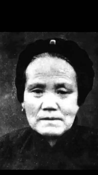 1944年4月一个寡母的4个儿子都在战场上牺牲了。她把一团棉花塞进最后一个儿子嘴