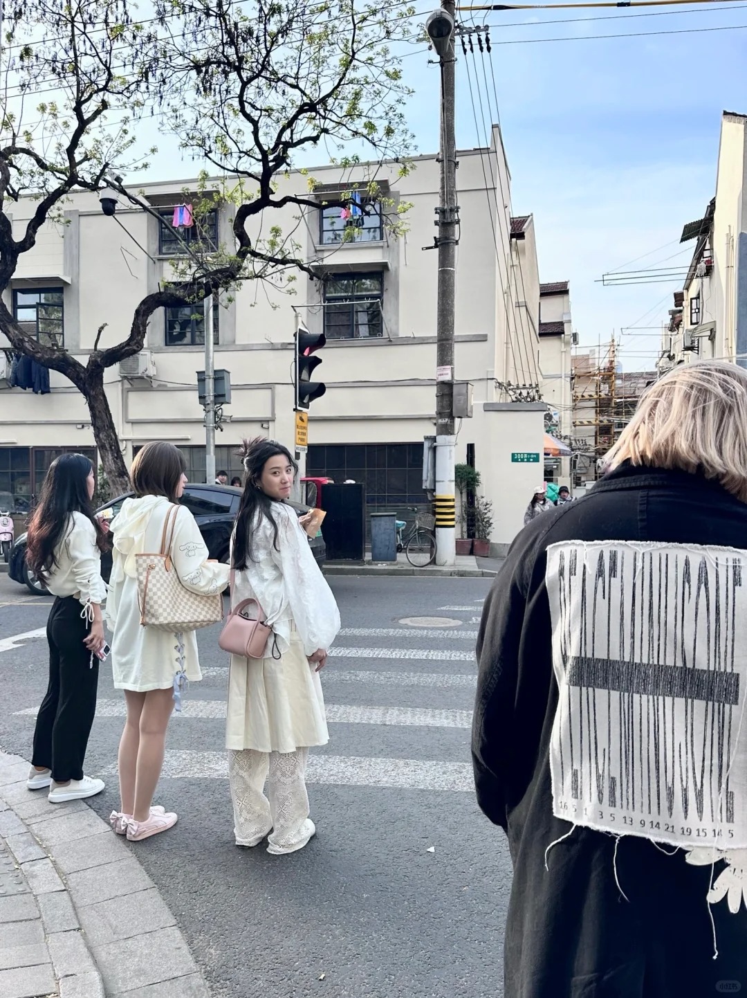 上海偶遇卢昱晓
噜噜晓本人超级可爱超级温柔～
不允许合影 但也浅浅有了一个错位合